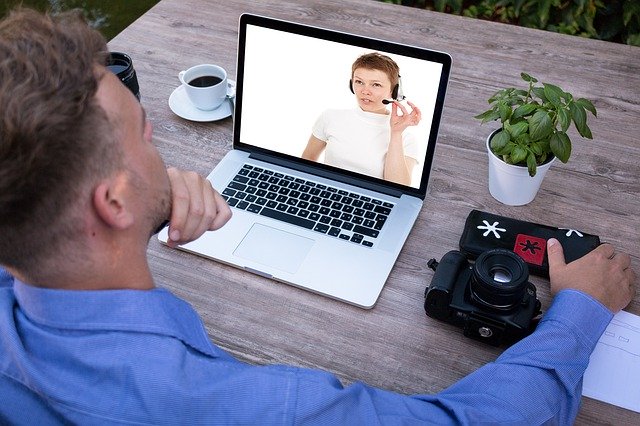 Photographie einer Person mit PC in einer Webkonferenz