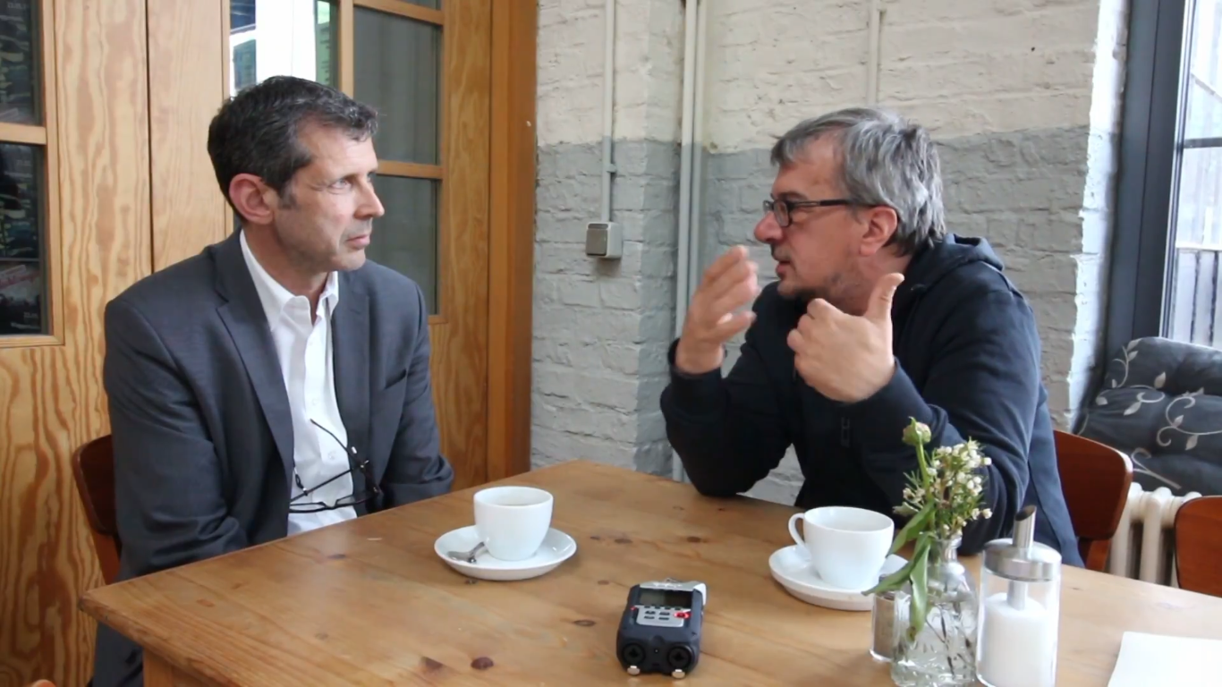 Photo einer Interviewsituation zwischen zwei Personen