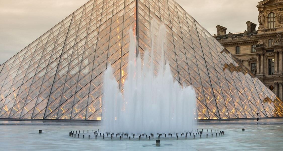 dekoratives Bild der Pariser Louvrepyramide mit Wasserfontainen