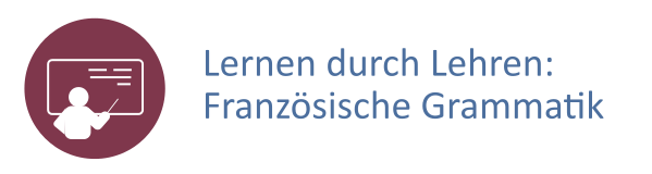 Weinroter Button, auf dem eine Person auf eine beschriebene Tafel zeigt. Daneben der Text: Lernen durch lehren Französische Grammatik