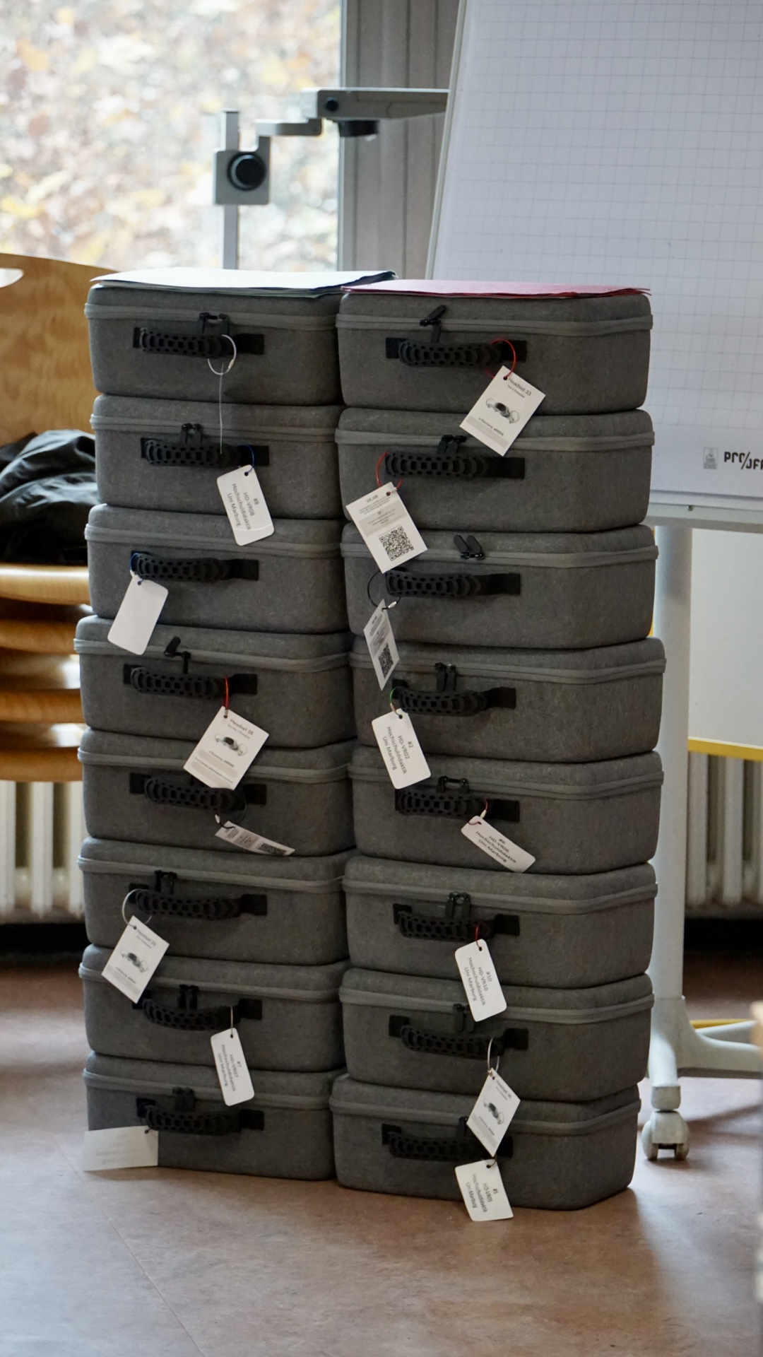 16 gestapelte Köfferchen.