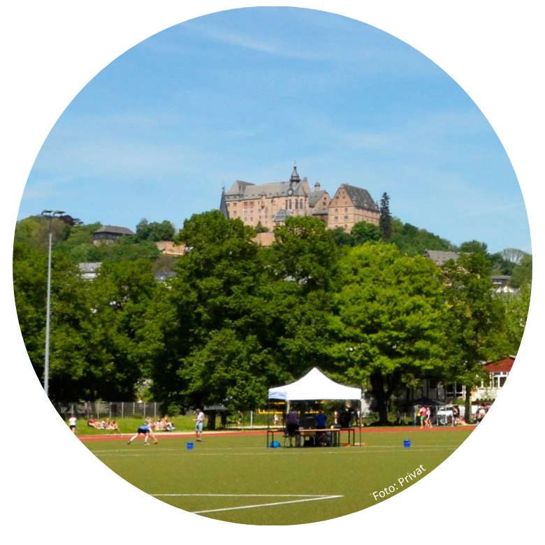Sportplatz des Unistadions in Marburg mit Blick auf das Landgrafenschloss