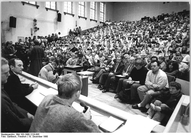 Photographie eines vollen Hörsaals