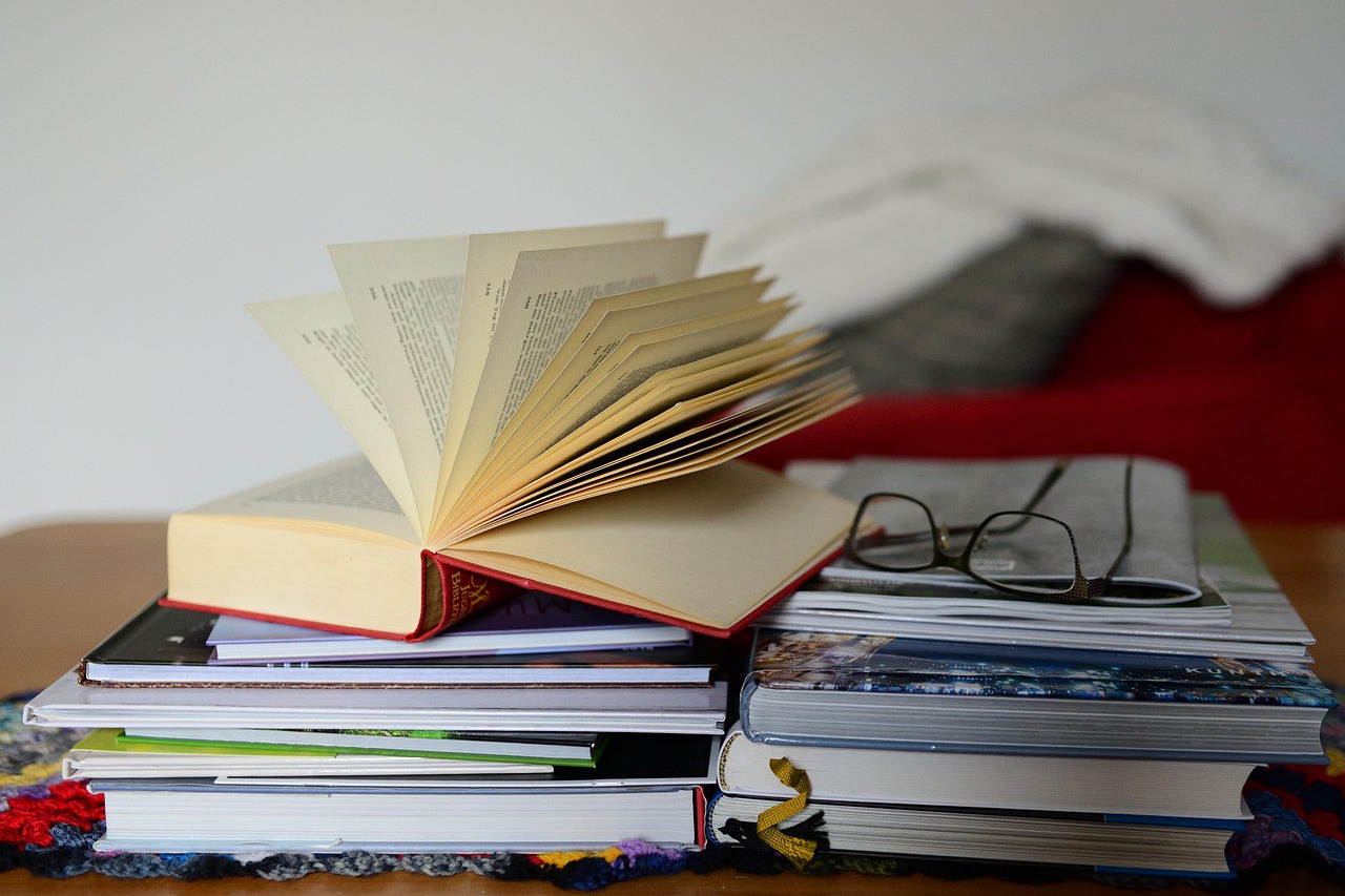 Link zu Materialsammlung. Bücherstapel