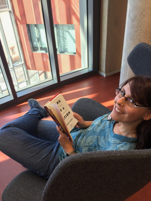 Dr. Sylvia Langwald, Leiterin der Schreibwerkstatt der UB Marburg liest ein Buch in der Universitätsbibliothek Marburg, Bild: Susanne Saker